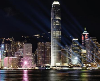 安全鉤等防護(hù)設(shè)備保障高空蜘蛛人安全制作燈光秀