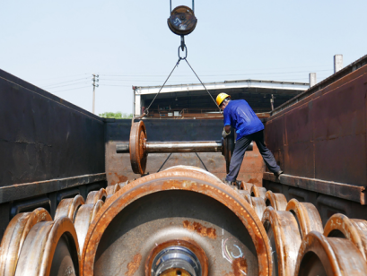 鐵路車輪車間廠區(qū)利用安全鉤吊運(yùn)輪對